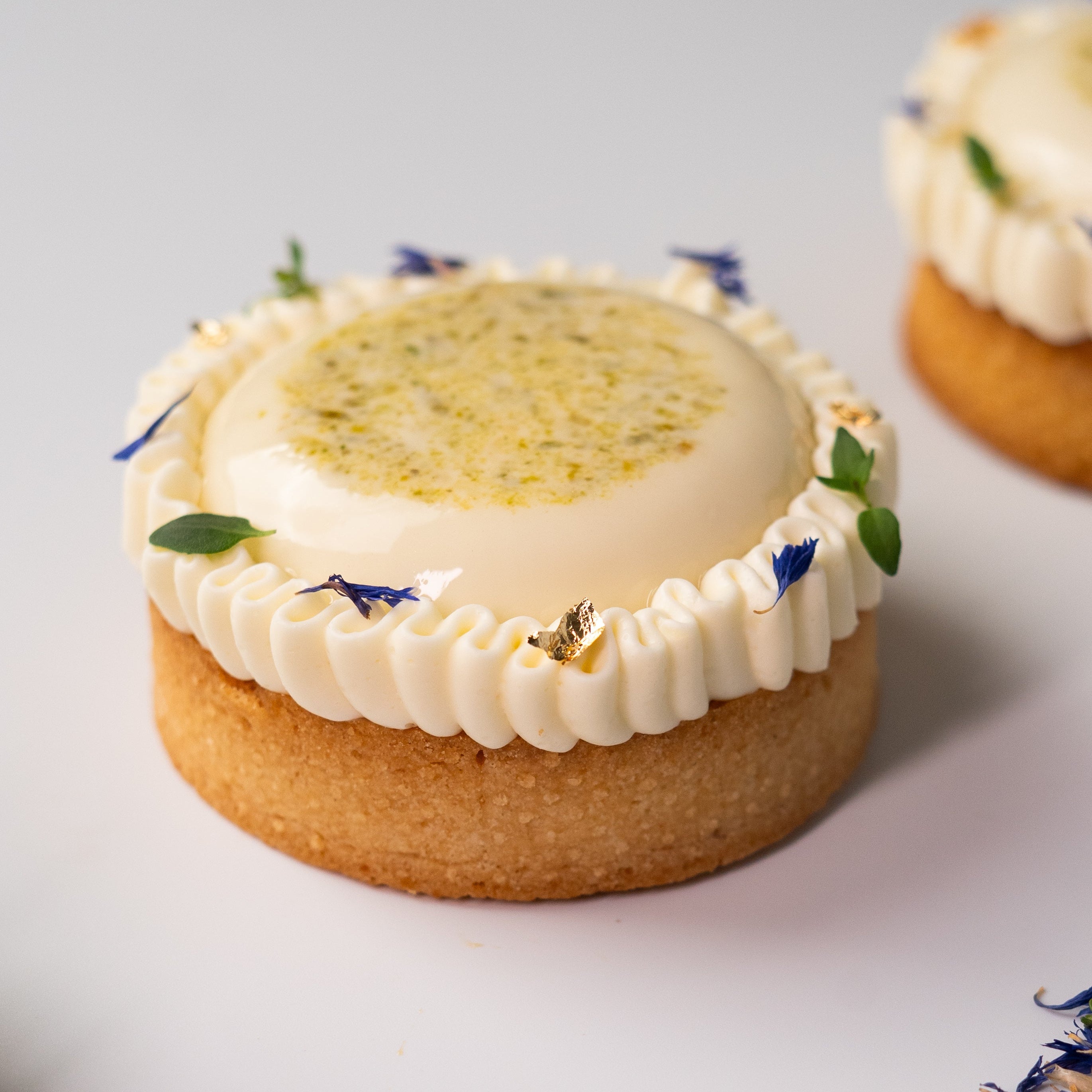 Tart with strawberries and basil panna cotta cream 